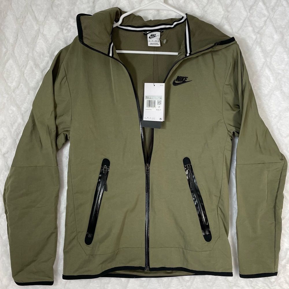 NWT Men’s XS Nike Hooded Light Jacket Water Repellent Zipper Closure 2 Pockets